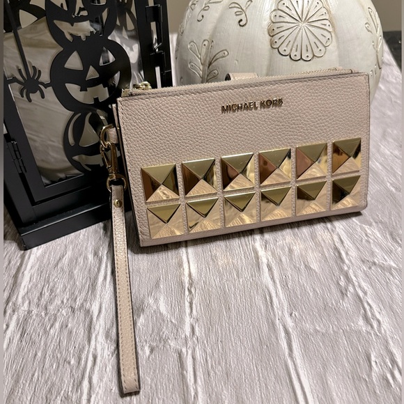 RARE✨ Michael KORS Pyramid Studded Wristlet - Picture 13 of 14